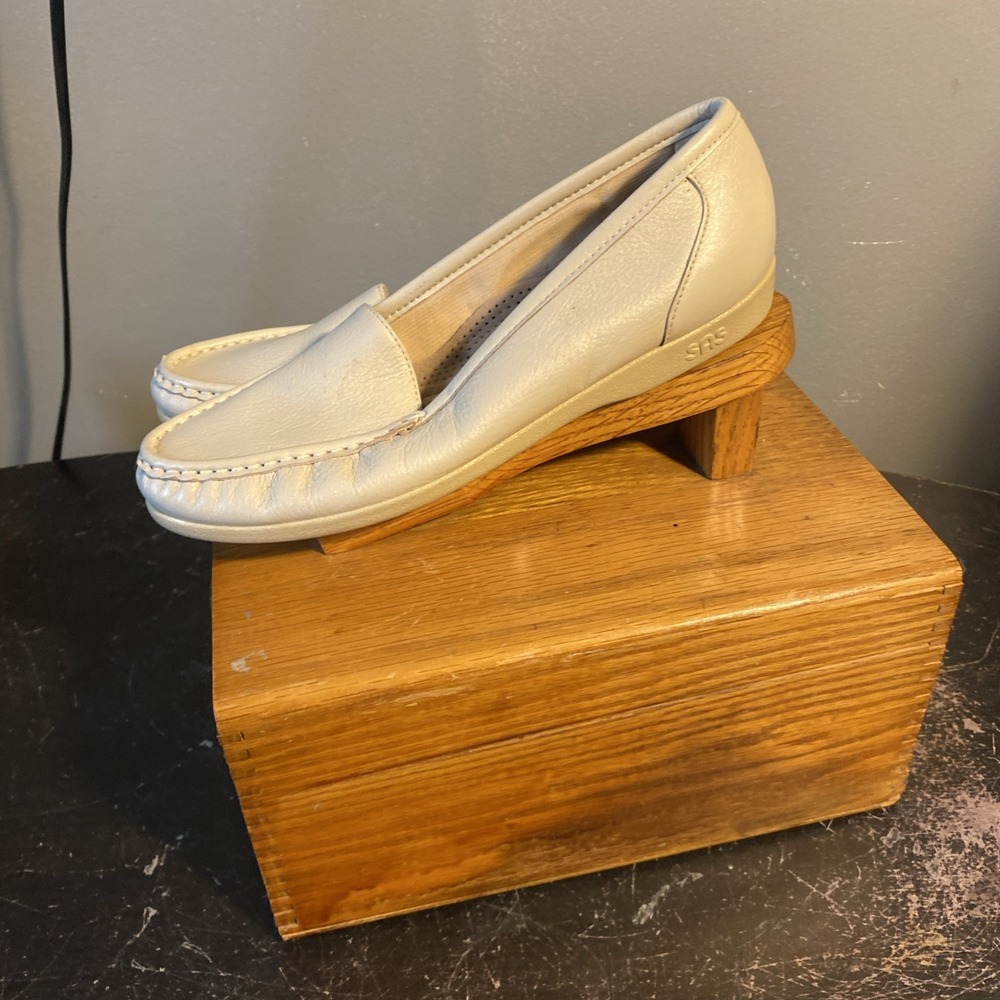 SAS  Size 8.5 N  Tripad Comfort Women's Beige Leather Loafers Cushioned Slip On - Picture 4 of 7